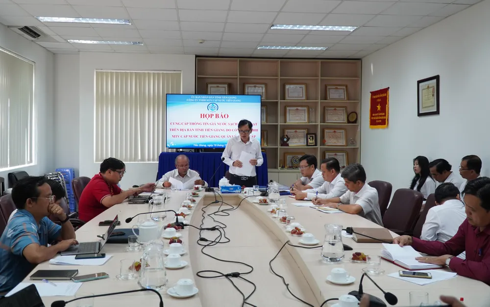 Công ty TNHH MTV Cấp nước Tiền Giang thông tin về việc tăng giá nước tại buổi họp báo Tiền Giang giá nước sạch sinh hoạt với hộ gia đình tăng thêm 1.200 đồng/m3