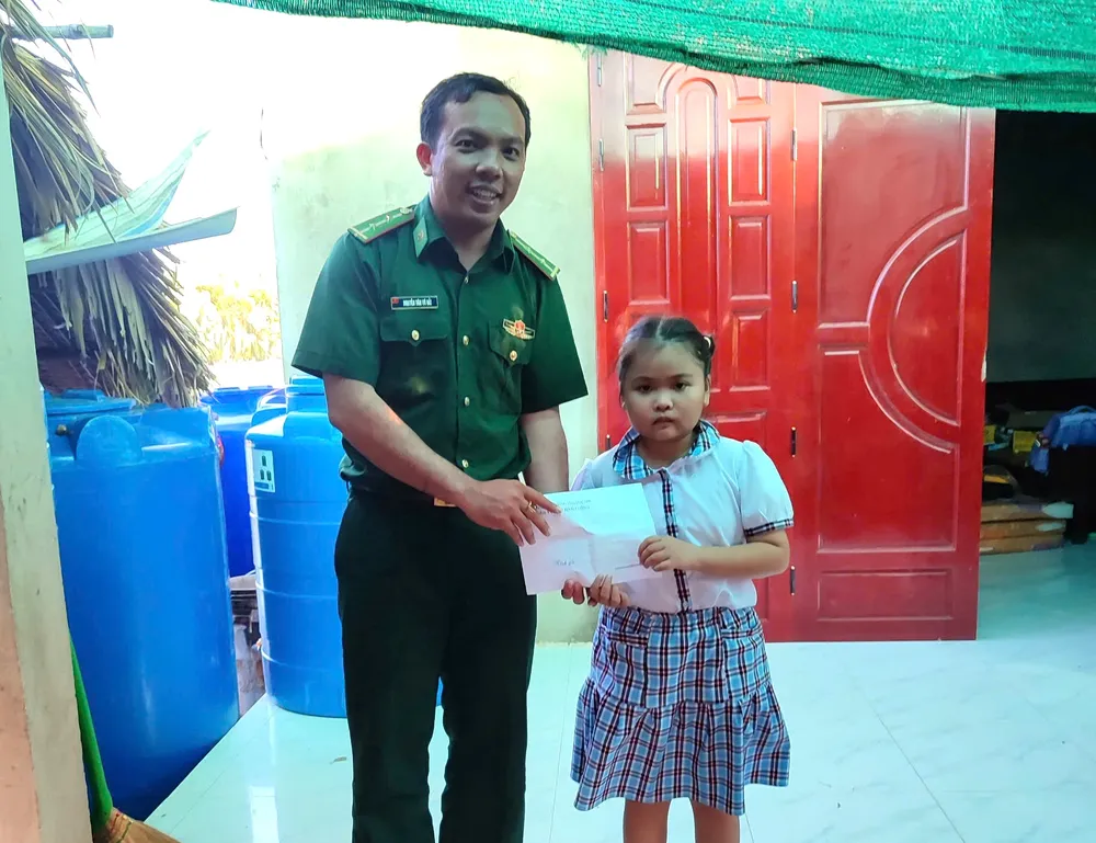 Em Phạm Anh Thư được nhận hỗ trợ từ chương trình "nâng bước em đến trường" nang-buoc-tre-em-ngheo-toi-truong (1).jpg