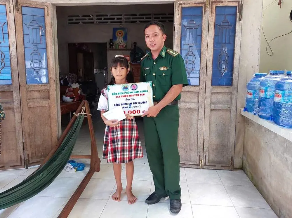 Em Nguyễn Ngọc Yến được các cán bộ, chiến sĩ Đồn Biên phòng Hàm Luông nhận đỡ đầu trong chương trình "nâng bước em đến trường" nang-buoc-tre-em-ngheo-toi-truong (2).jpg