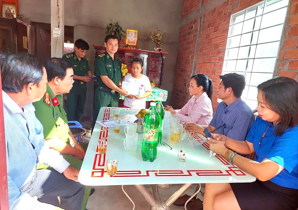 Học sinh nghèo khu vực biên giới biển được nhận hỗ trợ từ chương trình "Nâng bước em đến trường" Bộ đội Biên phòng Hàm Luông “nâng bước em đến trường'