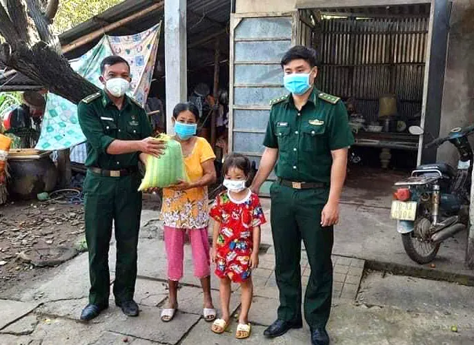 Mô hình "hũ gạo tình thương" được các chiến sĩ Bộ đội Biên phòng Hàm Luông xây dựng và hỗ trợ nhiều em học sinh có hoàn cảnh khó khăn từ nhiều năm qua nang-buoc-tre-em-ngheo-toi-truong (4).jpg