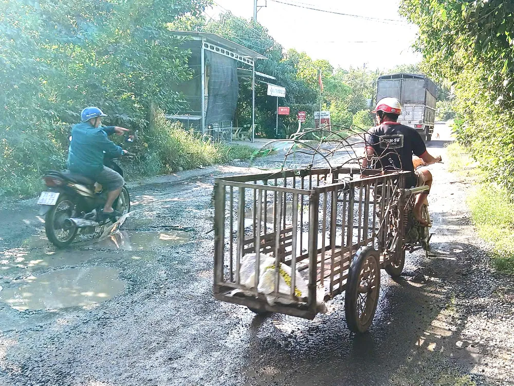 Bến Tre: Người dân xã nông thôn mới nâng cao bức xúc huyện lộ 39 hư hỏng nặng