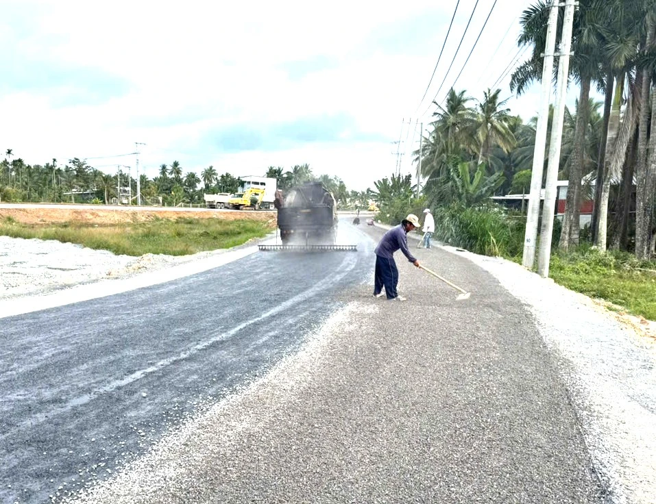 Bắt đầu tưới nhựa dự án đường gom hơn 1.157 tỉ đồng dẫn vào cầu Rạch Miễu 2