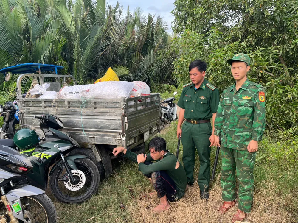 Bộ đội Biên phòng Cửa khẩu cảng Giao Long bắt đối tượng trộm gần 900 kg nghêu