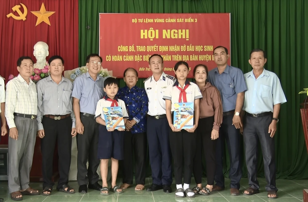 Cảnh sát biển nhận đỡ đầu học sinh mồ côi cha, có hoàn cảnh khó khăn tại Bến Tre