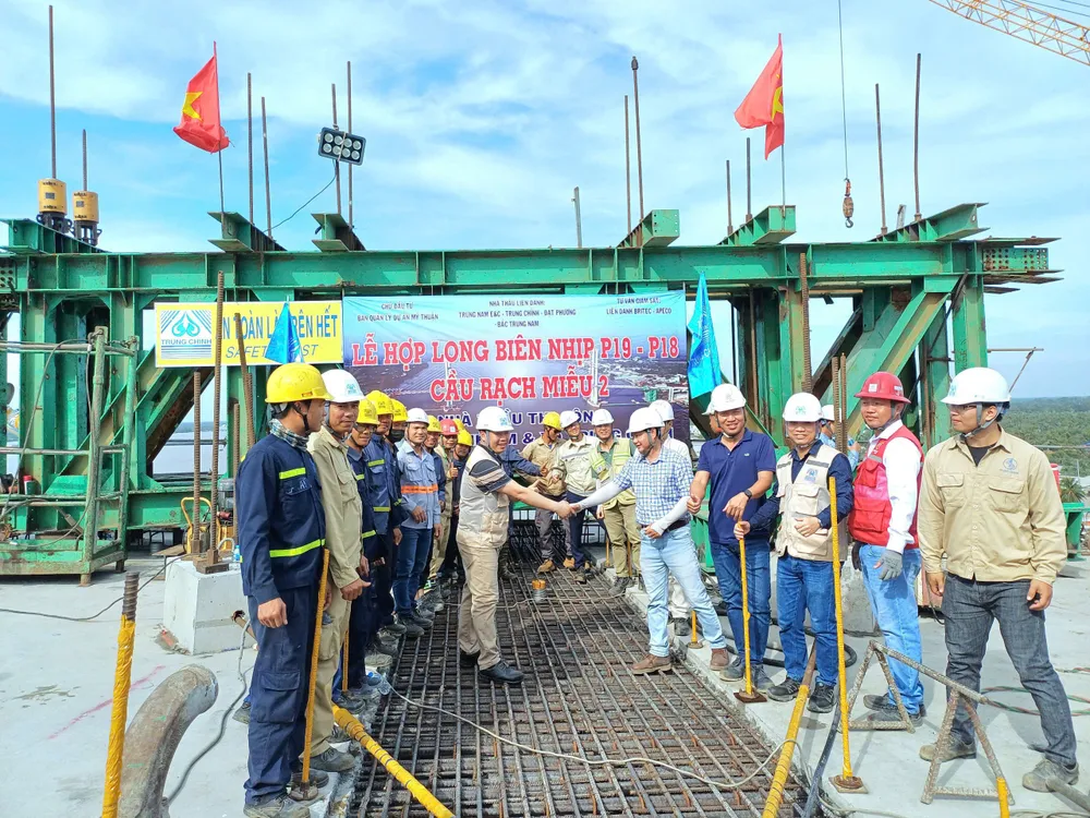 Dự án cầu Rạch Miễu 2 hợp long biên cầu chính, ngày 2-9 sẽ thông xe kỹ thuật