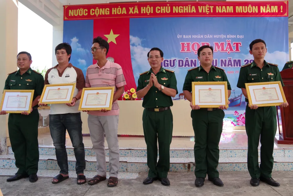 Khen thưởng Bộ đội Biên phòng và ngư dân cứu vớt 11 người gặp nạn trên biển