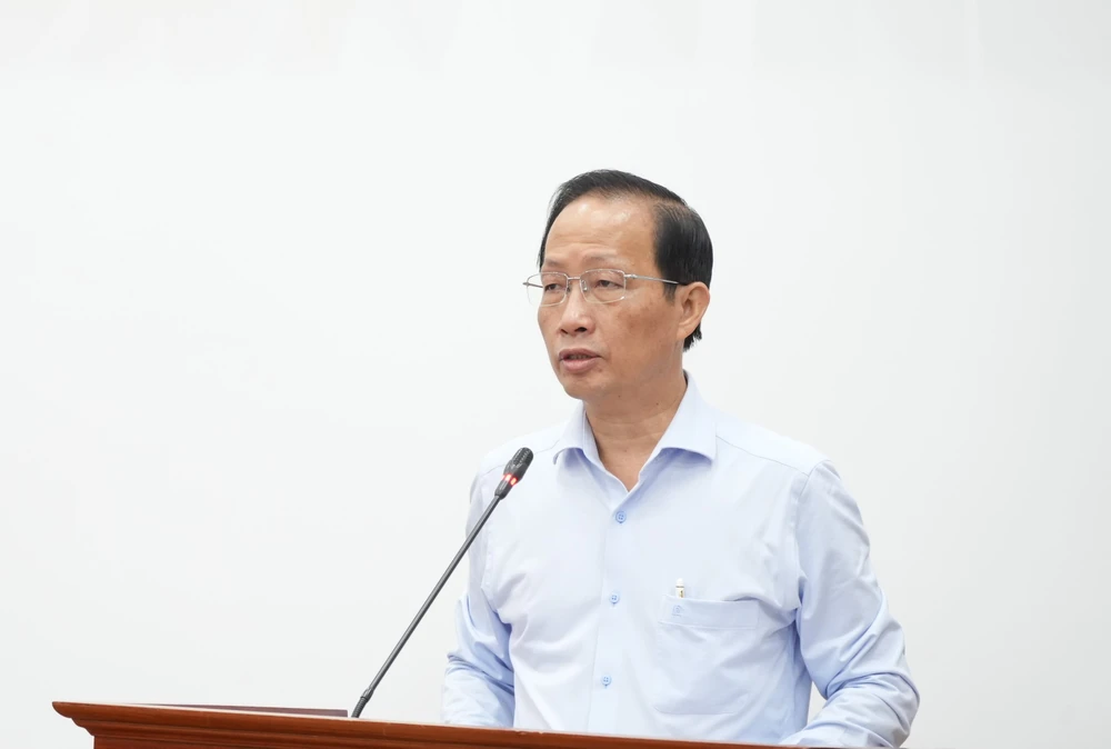 Ông Nguyễn Trúc Sơn, Phó Chủ tịch Thường trực UBND tỉnh Bến Tre, báo cáo cùng đoàn công tác tại buổi làm việc Thong-doc-ngan-hang-lam-viec (1).JPG