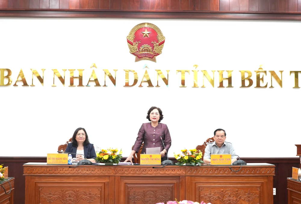 Bà Nguyễn Thị Hồng, Thống đốc Ngân hàng Nhà nước, phát biểu tại buổi làm việc. Thong-doc-ngan-hang-lam-viec (2).JPG
