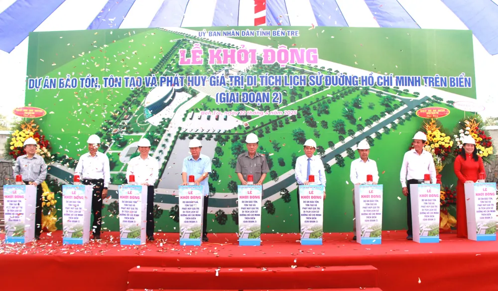 Các đại biểu thực hiện nghi thức khởi động dự án Duong-Ho-Chi-Minh-tren-bien (1).JPG