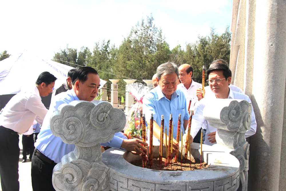 Các đại biểu lãnh đạo, nguyên lãnh đạo tỉnh Bến Tre dâng hương, tri ân các anh hùng, liệt sĩ đã hy sinh trên tuyến đường Hồ Chí Minh trên biển đường Hồ Chí Minh trên biển