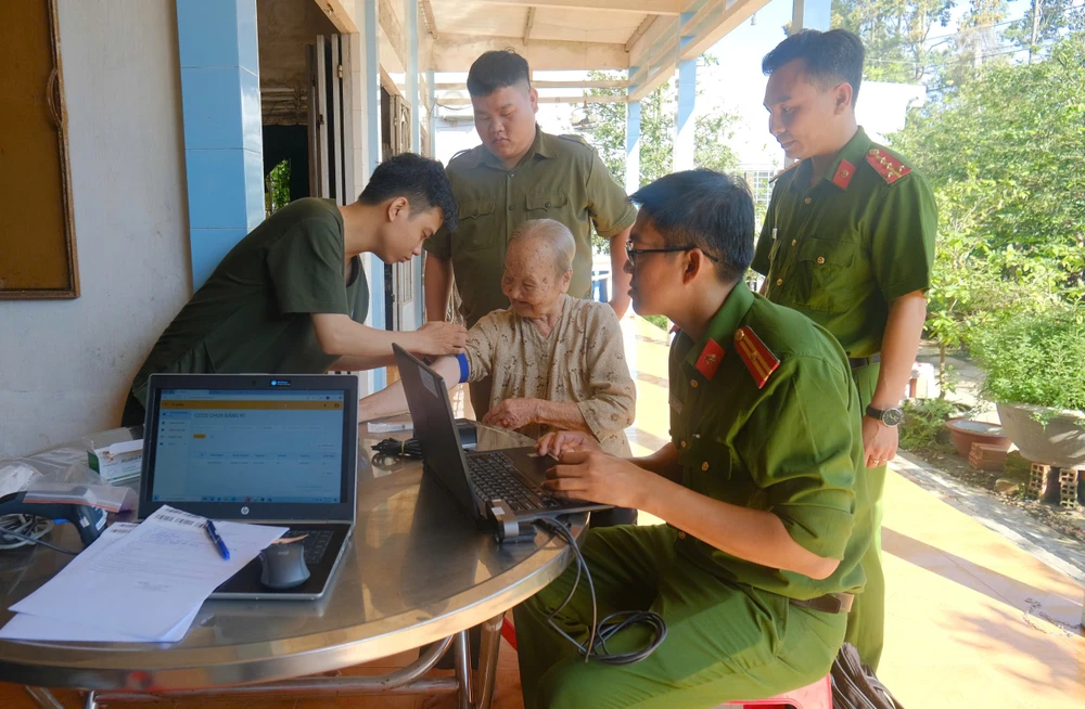 Thu nhận mẫu ADN cho thân nhân liệt sĩ chưa xác định danh tính