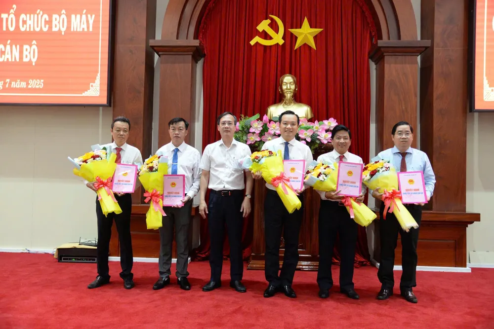 Chủ tịch UBND tỉnh trao các quyết định bổ nhiệm cho Trưởng và các Phó Ban Quản lý khu kinh tế tỉnh Đồng Tháp. Đồng Tháp: Bổ nhiệm chức Trưởng Ban Quản lý Khu kinh tế tỉnh