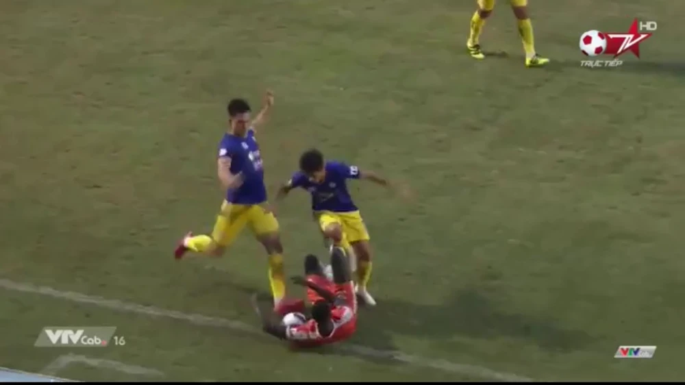 Bỏ bóng đá người, HLV lao vào sân và trọng tài nhu nhược ảnh 1