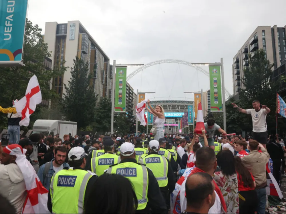 Wembley lộn xộn ‘vé lậu’ vỡ sân và để hooligan đàn áp CĐV Ý ảnh 3