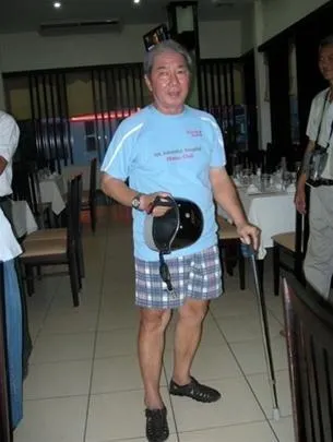 Sau lần tai biến lần 1 ông Tư vẫn còn chống gậy đi lại thăm anh em, bạn bè, nói chuyện bóng đá. Ảnh: SỸ HUYÊN Sau lần tai biến lần 1 ông Tư vẫn còn chống gậy đi lại thăm anh em, bạn bè, nói chuyện bóng đá. Ảnh: SỸ HUYÊN