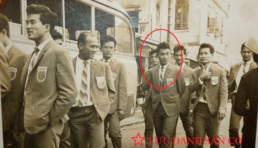 Cựu tuyển thủ Trương Văn Tư trong những năm 1967 – 1971 (thứ hai bên trái là cựu danh thủ Đỗ Thới Vinh). Ảnh: Tư liệu của LƯU DANH SÂN CỎ Cựu tuyển thủ Trương Văn Tư trong những năm 1967 – 1971 (thứ hai bên trái là cựu danh thủ Đỗ Thới Vinh). Ảnh: Tư liệu của LƯU DANH SÂN CỎ