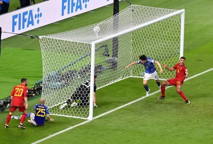 Dẫn trước từ sớm nhưng sang hiệp 2 thì Tây Ban Nha thua liền hai bàn từ sự vùng lên của các cầu thủ Nhật Bản. Ảnh: GETTY IMAGES Dẫn trước từ sớm nhưng sang hiệp 2 thì Tây Ban Nha thua liền hai bàn từ sự vùng lên của các cầu thủ Nhật Bản. Ảnh: GETTY IMAGES