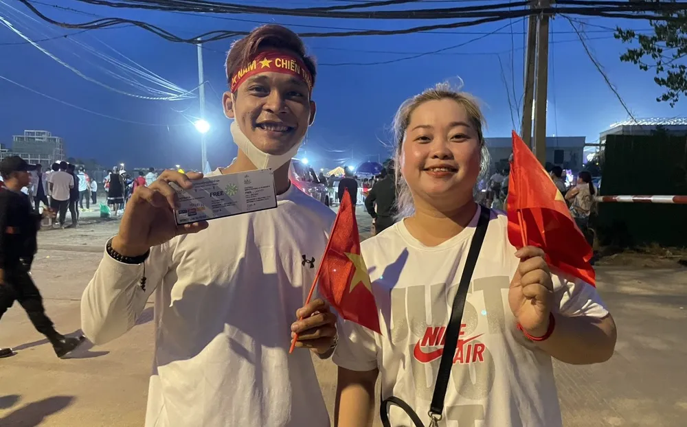 Đôi vợ chồng trẻ Thụy - Hằng sinh sống ở Campuchia từ nhỏ rất mê đội tuyển U-22 Việt Nam và trận nào cũng &quot;săn&quot; vé miễn phí để vào sân cổ vũ cho thầy trò Troussier.