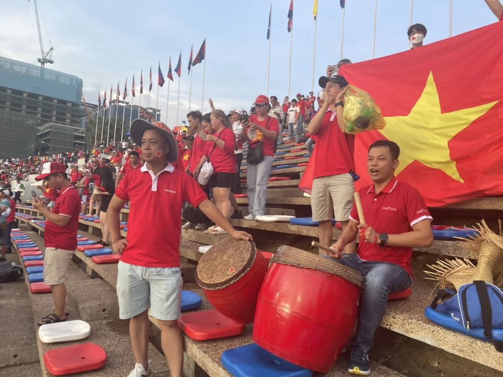 Anh Trần Tuấn Ngọc (trái) - phó Tổng Giám đốc Công ty Metfone, người luôn dọn rác sau những trận cầu để nêu cao tinh thần thể thao văn minh trong công ty.