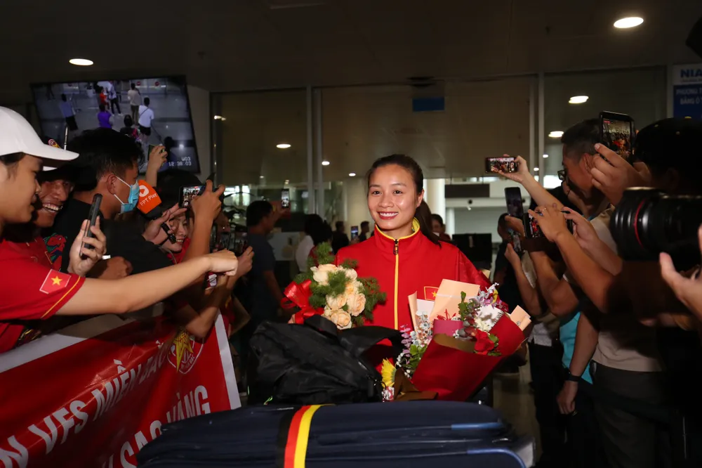 Hậu vệ Hoàng Thị Loan có những pha bóng lăn xả trước các đối thủ to cao hơn mình...