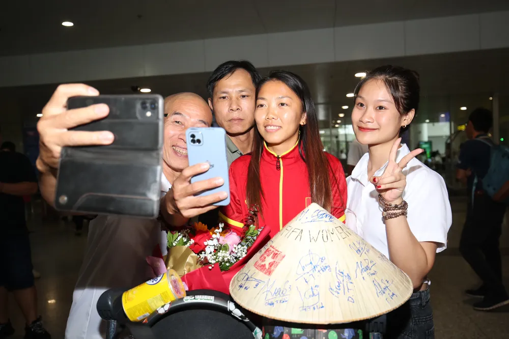 Thủ quân Huỳnh Như tươi tắn khi gặp gỡ người hâm mộ tại sân bay. Cô gái quê Trà Vinh cũng là duy nhất trong thành phần tuyển nữ Việt Nam chơi bóng ở nước ngoài tại CLB Lank (Bồ Đào Nha).