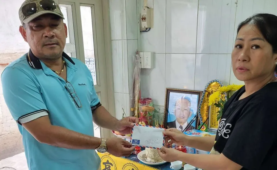 Một cựu cầu thủ CA TP.HCM đã nhờ HLV Lê Hữu Tường và học trò cũ Lê Minh Quang gửi cho gia đình cựu tuyển thủ Chí Bảo 30 triệu đồng.