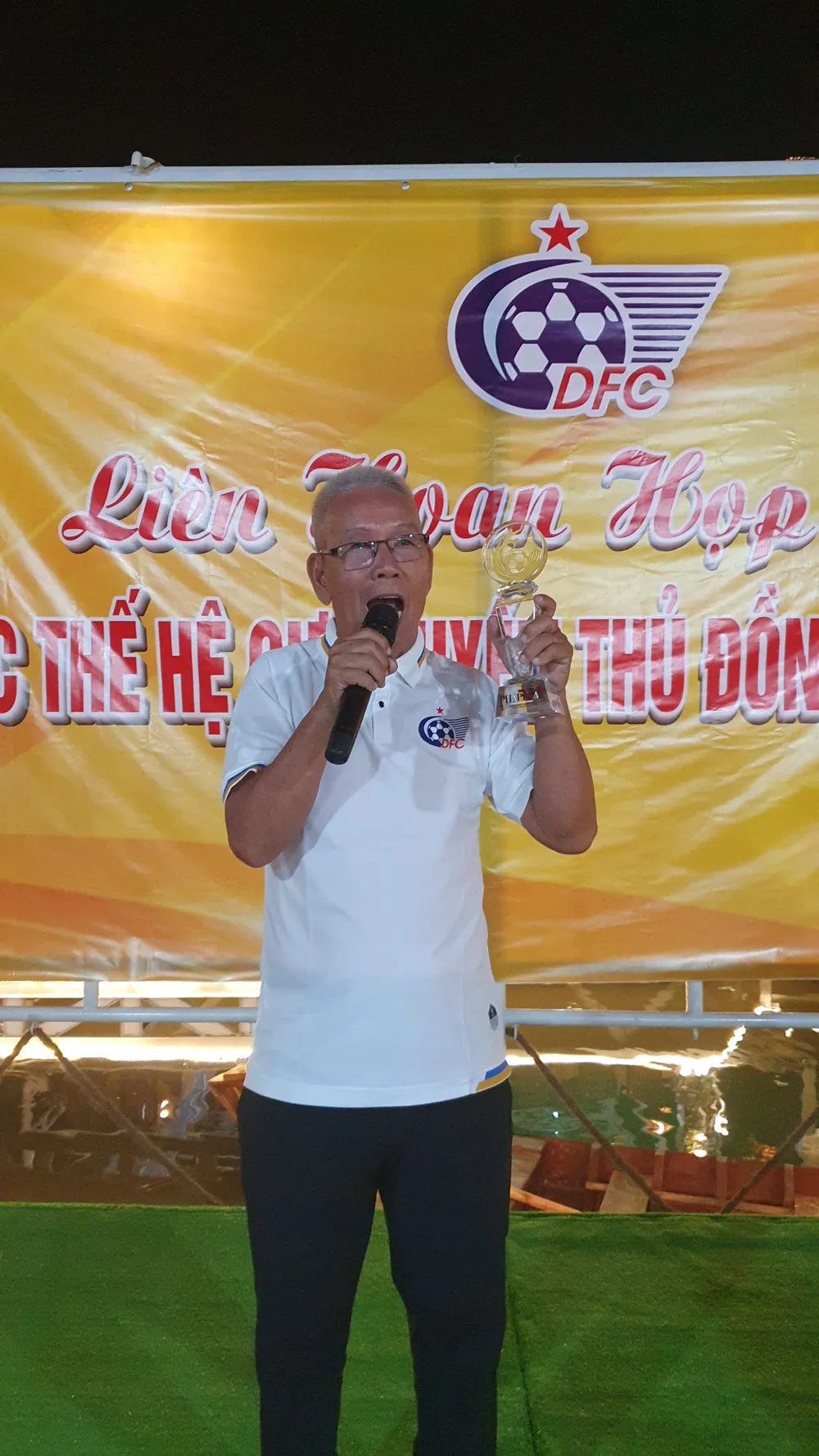 Doan_Minh_Xuong_gioi_thieu_Cup_Fair Play.jpg