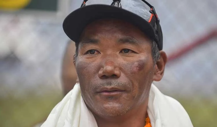 Mỗi năm Kami lên nóc nhà thế giới Everest một lần. Ảnh: AFP kami