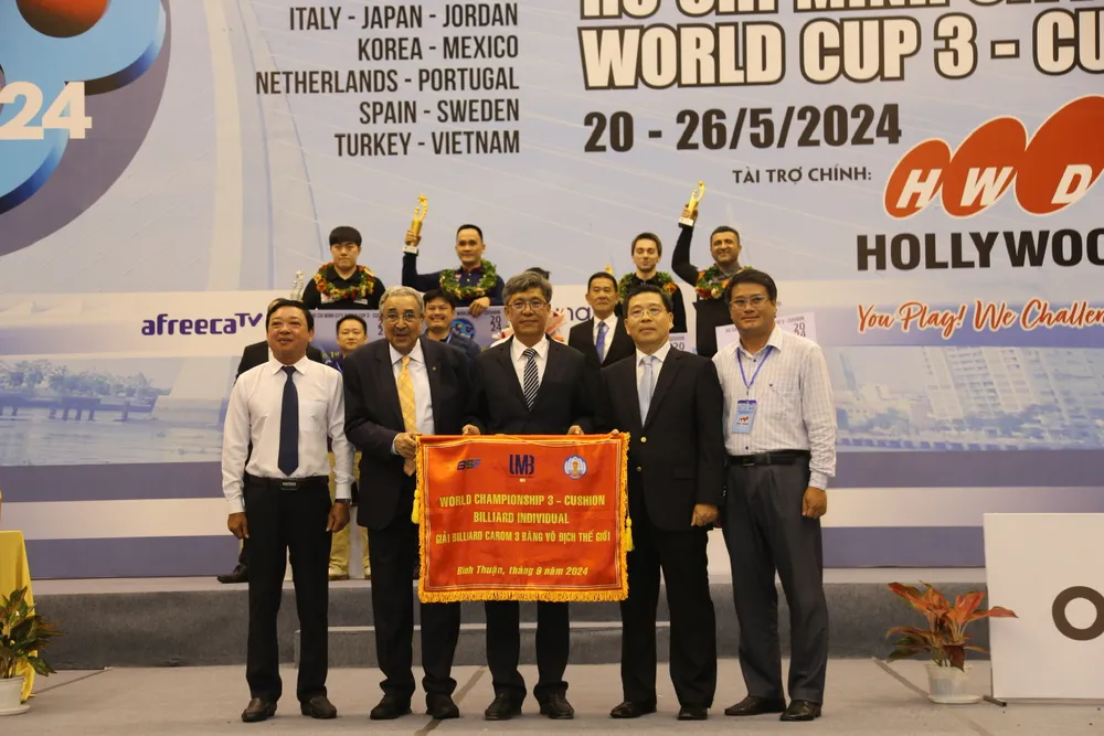 Bình Thuận nhận cờ đăng cai giải Vô địch billiards carom 3 băng thế giới. Ảnh: ANH PHƯƠNG. duc-minh-vo-dich-gay-soc-binh-thuan-dang-cai-billiards-world-cup (5).jpg