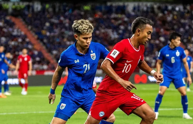 Thái Lan thiếu một bàn thắng trong trận thắng Singapore 3-1. Ảnh: SIAM cung-so-phan-voi-viet-nam-cau-thu-thai-lan-bunmathan-thua-nhan-the-he-minh-da-gia (4).jpg