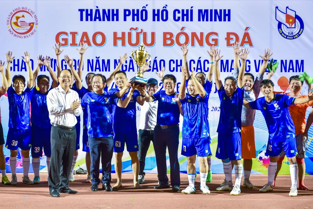 Phó Bí thư Thành ủy TP.HCM Nguyễn Hồ Hải trao cúp cho đội Lãnh đạo báo chí phía Nam. Ảnh: HNB mua-ban-thang-trong-tran-cau-day-y-nghia-tren-san-thong-nhat.jpg
