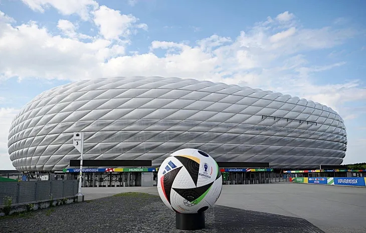 Sân Allianz Arena nơi diễn ra lễ khai mạc. Ảnh: REUTERS se-co-tiet-muc-vinh-danh-hoang-de-franz-beckenbauer-5.jpg