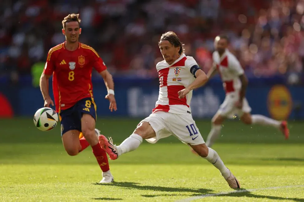 Fabian Ruiz cầu thủ ghi một bàn và một kiến tạo trẻ hơn Luka Modric 10 tuổi. Ảnh: GETTY IMAGES tay-ban-nha-croatia-3-0-dung-bat-luka-modric-cay-nua- .jpg
