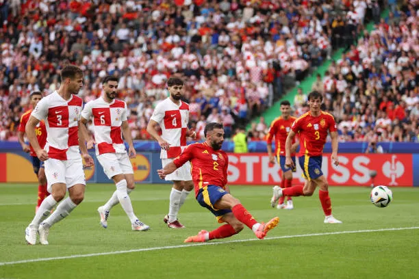 Daniel Carvajal băng lên đệm bóng nâng tỉ số 3-0 từ đường chuyền của cầu thủ chưa đủ 17 tuổi Lamine Yamal. Ảnh: GETTY IMAGES Tây Ban Nha - Croatia 3-0: Đừng bắt Luka Modric cày nữa!