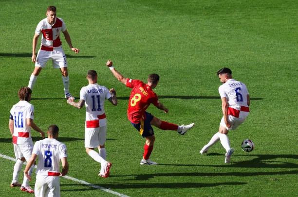 Fabian Ruiz qua lão tướng Modric qua luôn cả cựu binh Marcelo Brozovic nâng tỉ số lên 2-0. Ảnh: GETTY IMAGES tay-ban-nha-croatia-3-0-dung-bat-luka-modric-cay-nua- (4).jpg