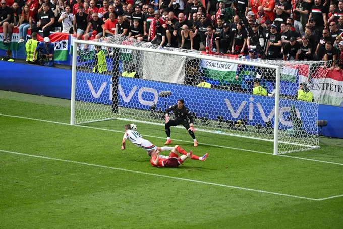 Bàn gỡ 1-2 của Hungary. Ảnh: GETTY IMAGES thang-hungary-3-1-thuy-si-cung-duc-tao-uu-the-o-bang-a-4.jpg