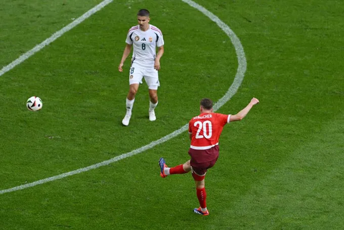 Bàn nâng tỉ số 2-0. Ảnh: GETTY IMAGES thang-hungary-3-1-thuy-si-cung-duc-tao-uu-the-o-bang-a-5.jpg