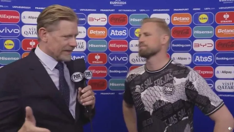 Không ngờ một ngày tại Euro 2024 cha Peter Schmeichel lại phỏng vấn con trai Kasper Schmeichel. Cuộc phỏng vấn thú vị và xúc động nhất Euro 2024
