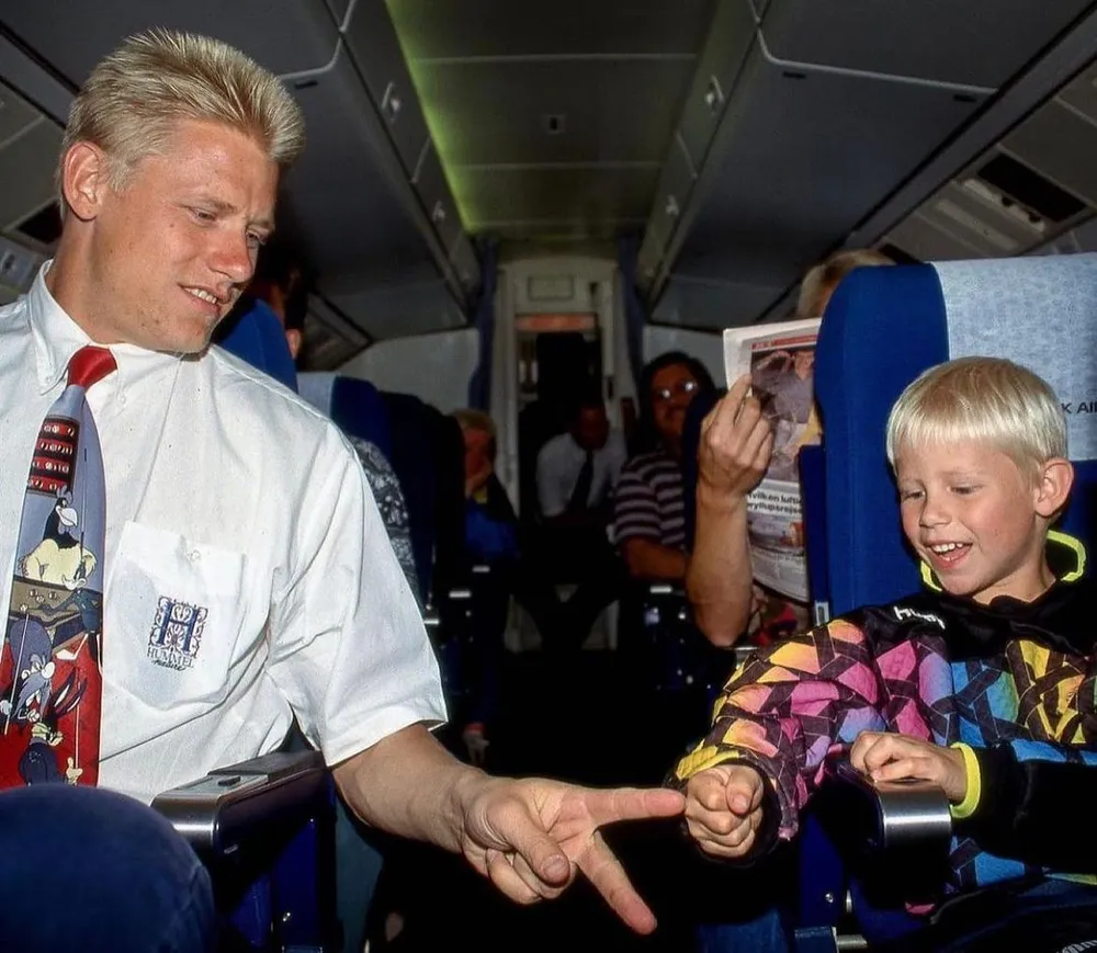 Kasper Schmeichel hồi nhỏ thường theo cha Peter Schmeichel trong những chuyến du đấu với chiếc áo thủ môn. cuoc-phong-van-thu-vi-va-xuc-dong-nhat-euro-2024--schmeichel.jpg