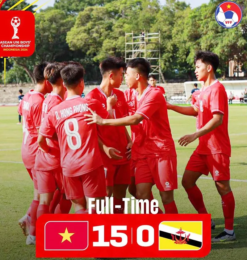 Các cầu thủ U-16 Việt Nam phải thi đấu nhiều trận trong khung giờ nắng nóng 40 độ C. Ảnh: VFF Indonesia làm xấu sân chơi trẻ_U16 VN 15-0.jpg