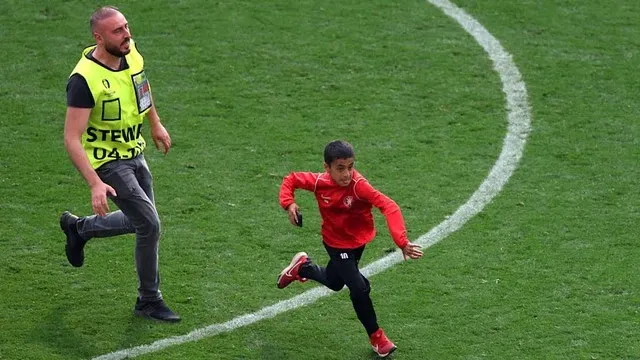 Cậu bé 'mở hàng' cho 6 cuộc vượt rào an ninh gặp thần tượng Ronaldo. Ảnh: GETTY IMAGES uefa-ra-toi-hau-thu-xu-nhung-fan-vuot-rao-vao-selfie-voi-ronaldo- .jpg
