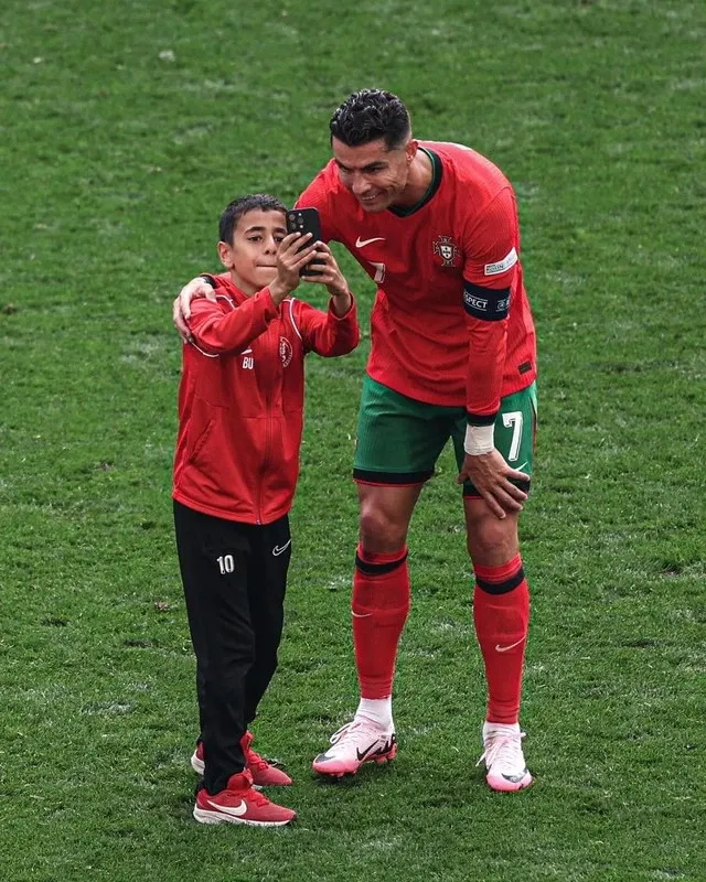 Trận đấu 6 lần gián đoạn vì những sự cố này, Ảnh: GETTY IMAGES uefa-ra-toi-hau-thu-xu-nhung-fan-vuot-rao-vao-selfie-voi-ronaldo- (2).jpg