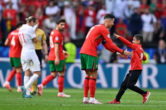 UEFA đã ra lệnh cấm gắt gao để không xảy ra cảnh fan cuồng vào sân nữa. uefa-ra-toi-hau-thu-xu-nhung-fan-vuot-rao-vao-selfie-voi-ronaldo- (3).jpg