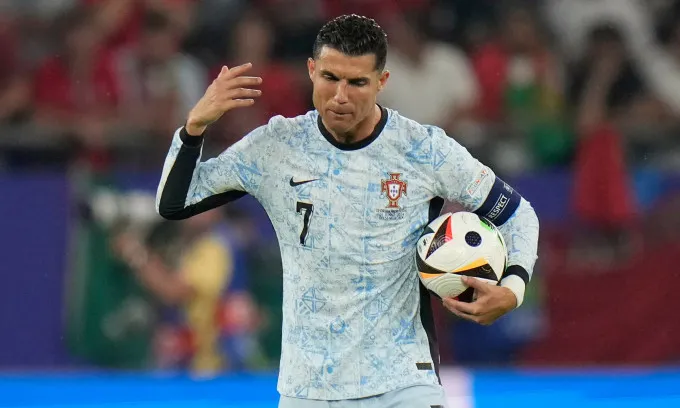 Ronaldo thất vọng trong trận Bồ Đào Nha thua Gruzia. Ảnh: REUTERS Bồ Đào Nha thua Gruzia gây thiệt hại-1.jpg
