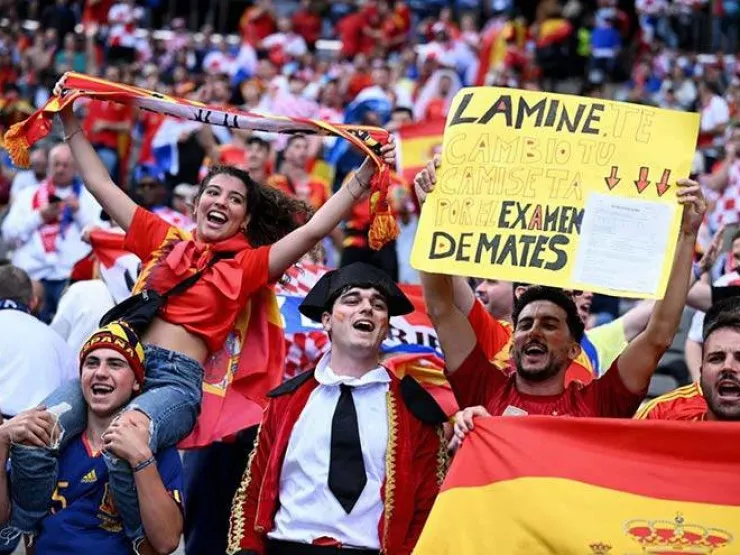 Người hâm mộ Tây Ban Nha luôn theo sát và ủng hộ Lamine Yamal thi đấu cho đội tuyển Tây Ban Nha. fan Lamine Yamal_Tây Ban Nha.jpg