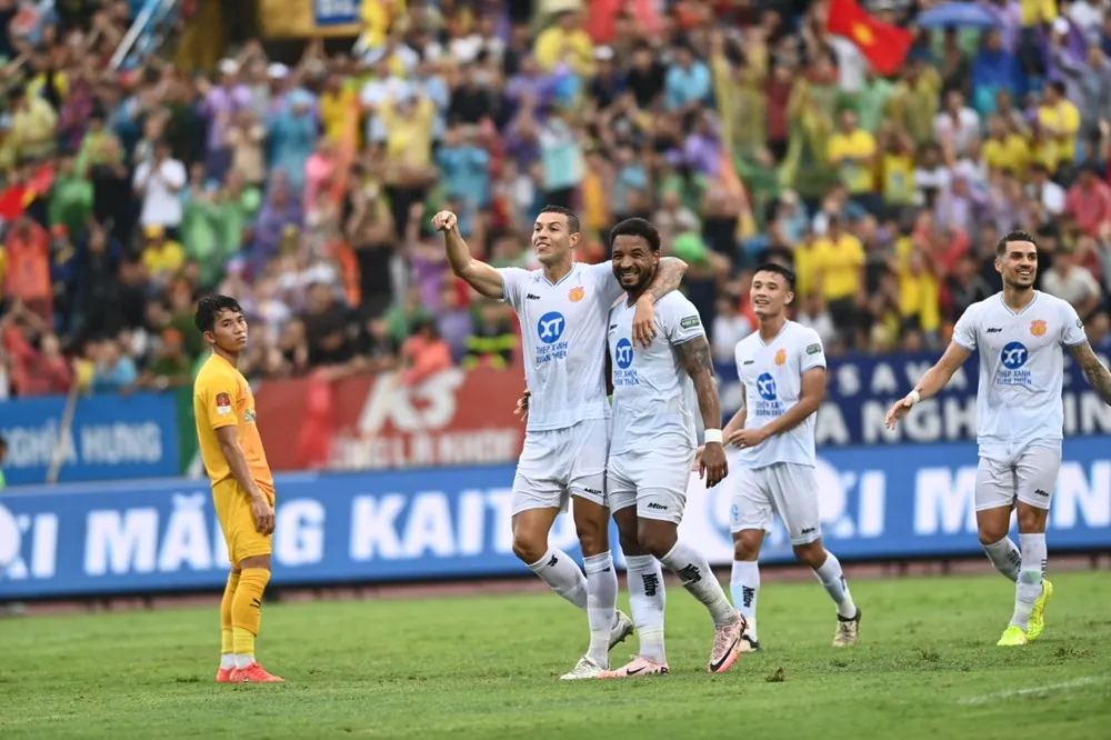 V-League khoá sổ_Rafeson.jpg