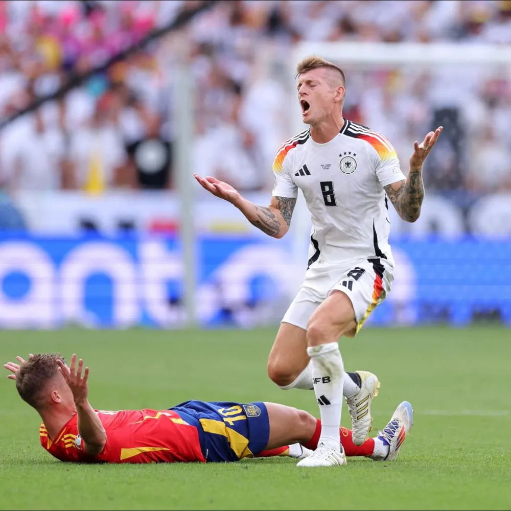 Pha phạm lỗi sớm của Toni Kroos đã thoát thẻ vào bóng triệt hạ của Toni Kroos 2.jpg