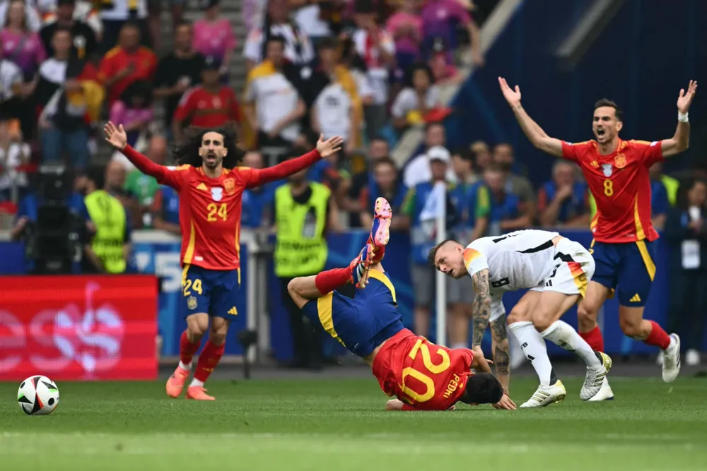 Mới phút thứ 6, Toni Kroos đã tắc Pedri, loại một đối thủ nguy hiểm của Tây Ban Nha. vào bóng triệt hạ của Toni Kroos .jpg