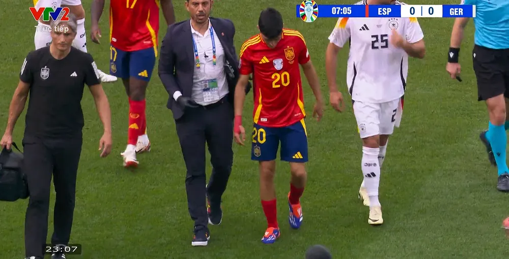 Pedri gắng gượng được 2 phút rồi rời sân trong nước mắt và chia tay với Euro 2024 vào bóng triệt hạ của Toni Kroos Pedri.jpg